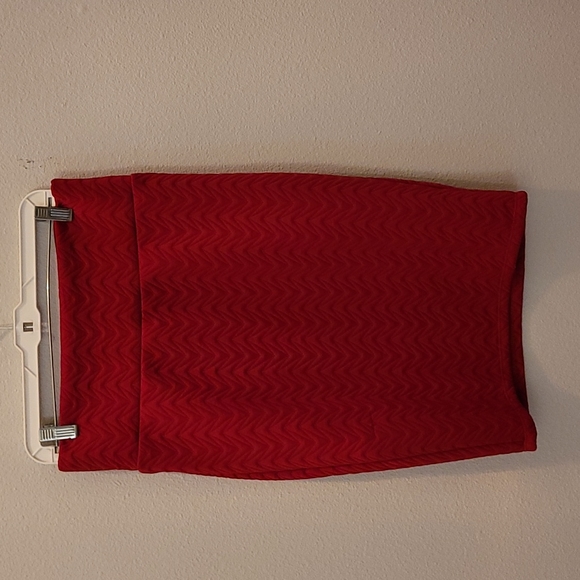 LuLaRoe Dresses & Skirts - LuLaRoe Red Textured Skirt Size M